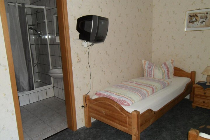 Room 9 of 33