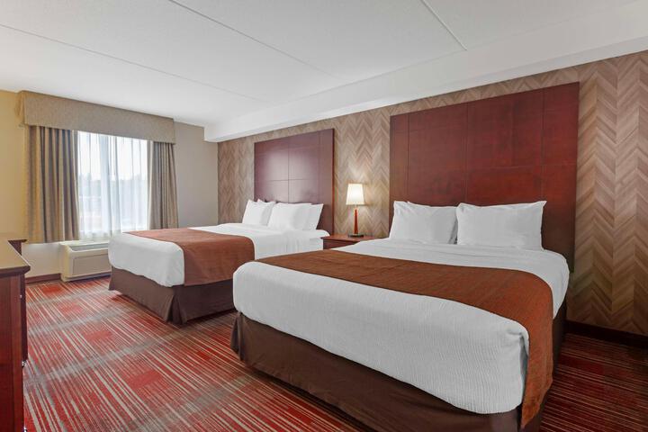 2 Queen Beds High Speed Internet Accessible Coffee Maker, Hairdryer Iron and Ironing Board Full Breakfast (1 of 9)