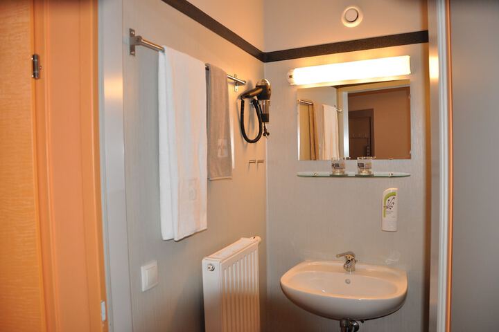 Room 19 of 38