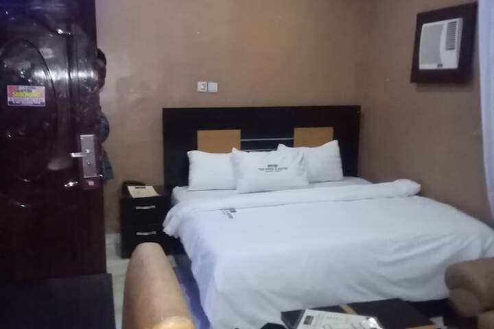 TOM HOTEL AND SUITES