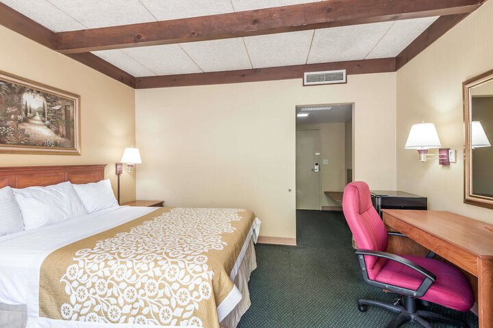 1 Queen Bed (4 of 5)