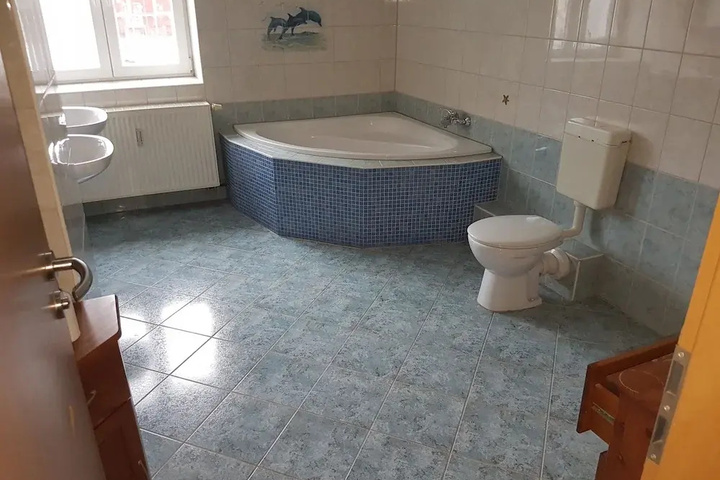 Room 6 of 10