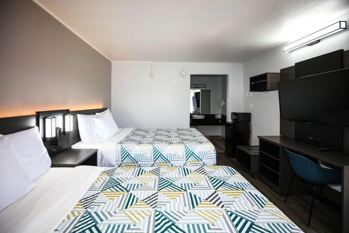1 Queen Bed (9 of 15)