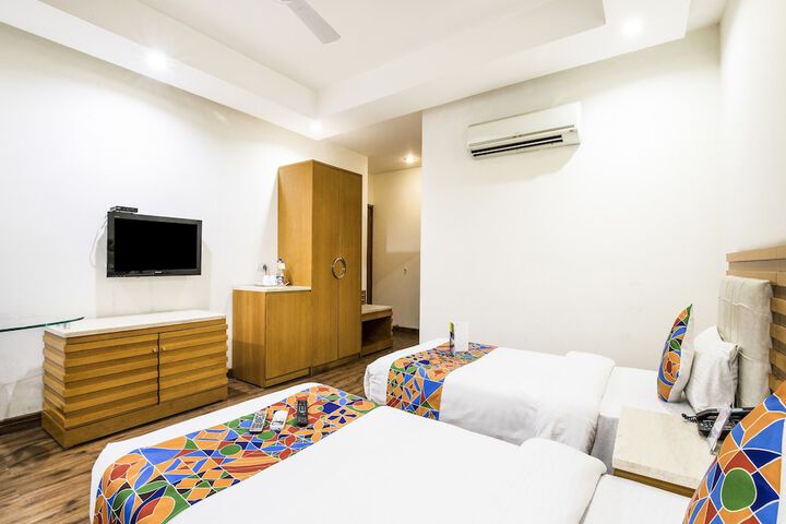 Room 10 of 25