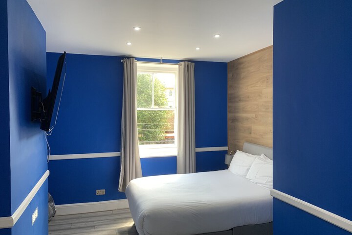 Room 9 of 13