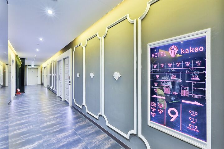 Ballroom/Hall 33 of 34