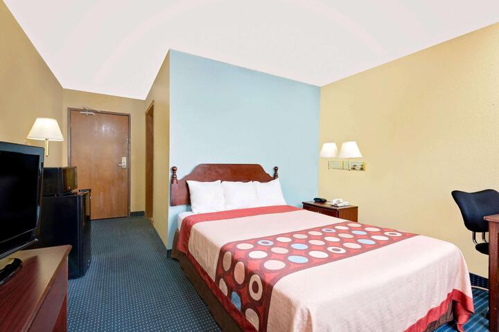 1 Queen Bed (20 of 22)
