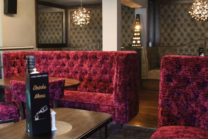 Lounge 70 of 77
