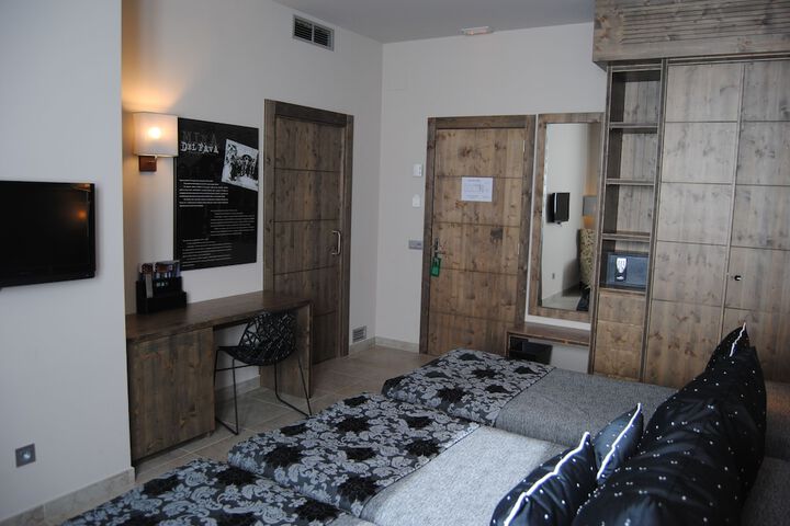 Room 13 of 76