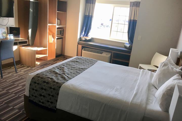 1 Queen Bed Accessible Room (4 of 25)