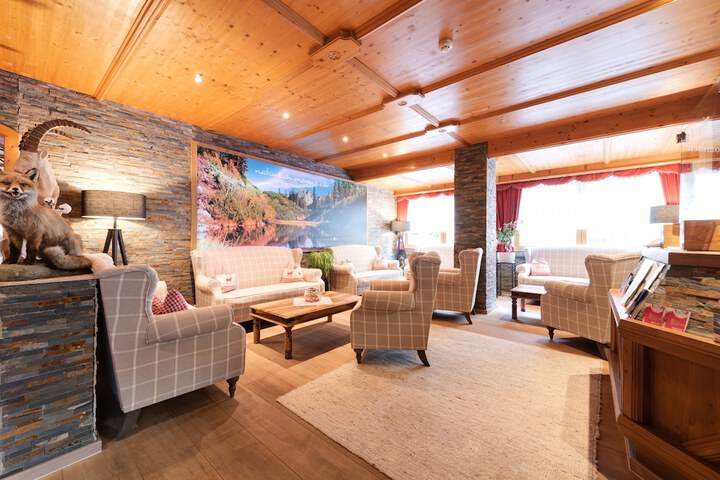 Lounge 74 of 80