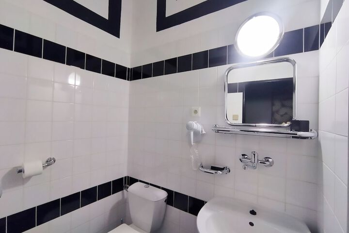 Room 45 of 99