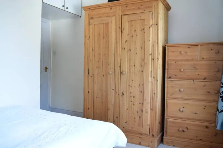 Room 4 of 10
