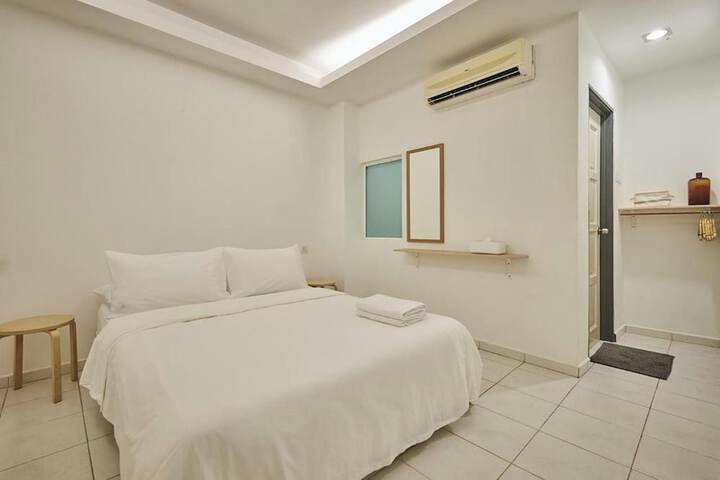 Room 4 of 25