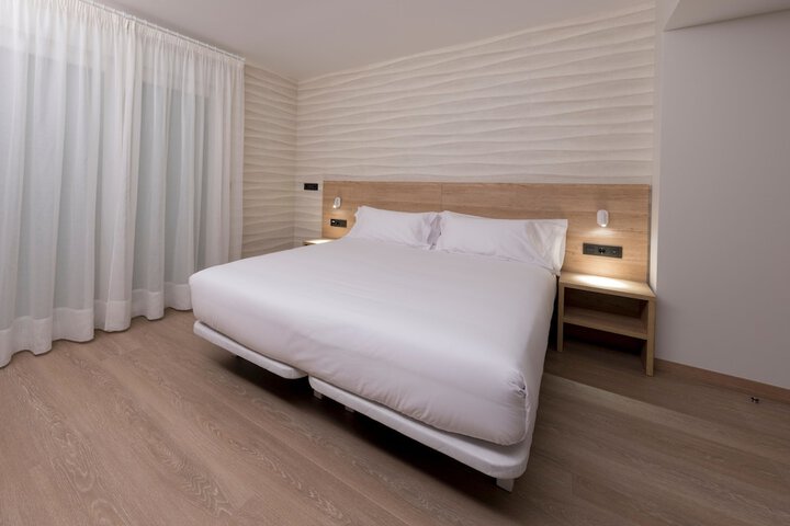 Room 26 of 122