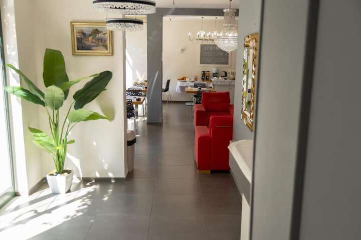 Lounge 83 of 97