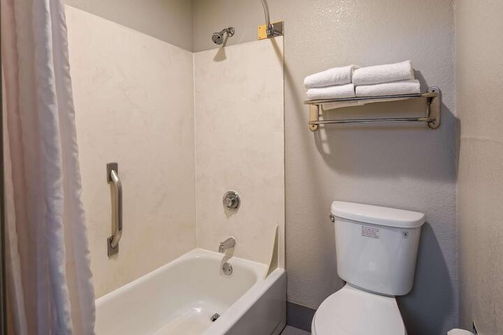 Suite 1 King Bed Microwave and Refrigerator WiFi Full Breakfast (2 of 21)