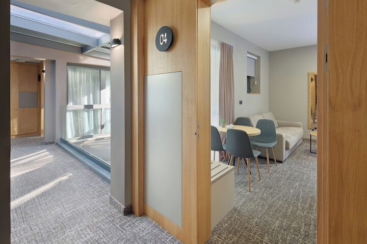 Room 18 of 80