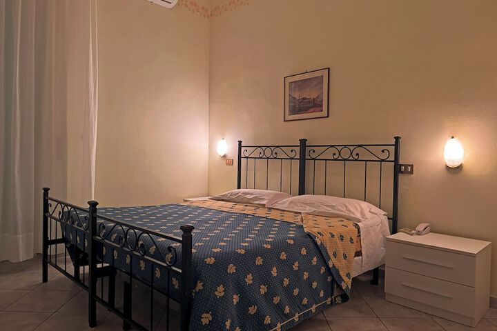 Room 12 of 27
