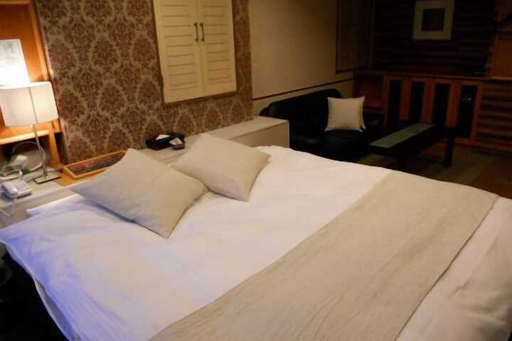 Room 4 of 15
