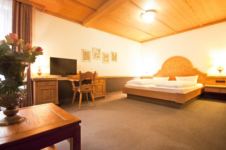Room 7 of 12