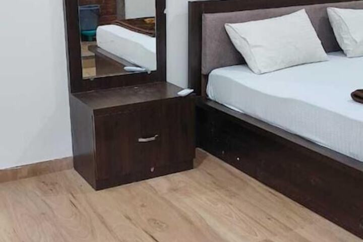 Room 6 of 15