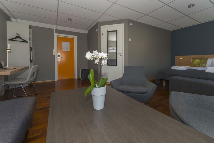 Lounge 56 of 78
