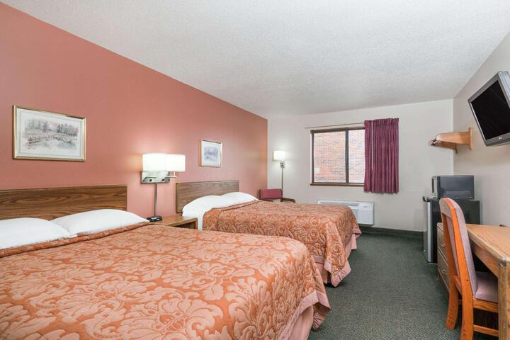 2 Queen Beds (3 of 10)
