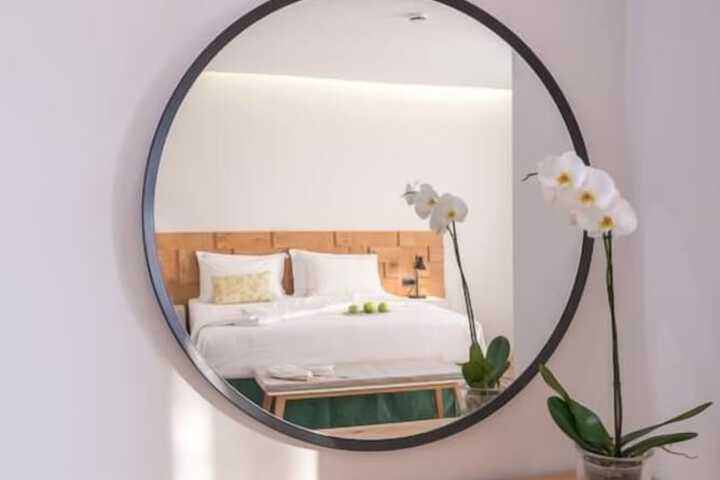 Room 44 of 163