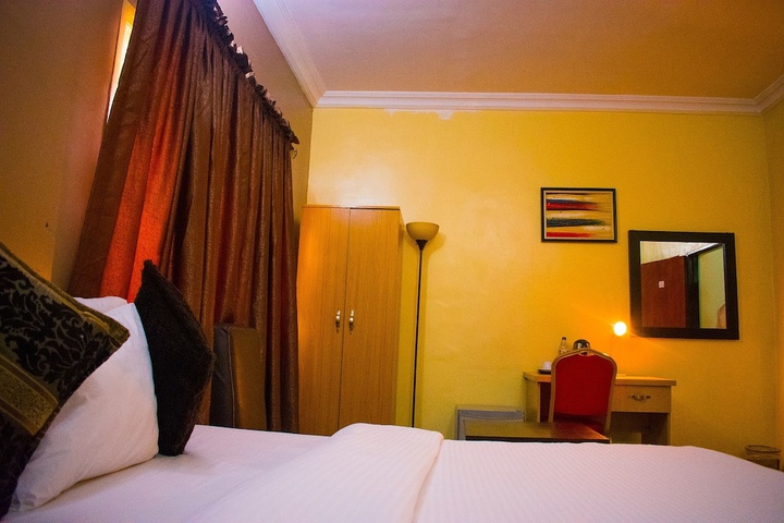 Room 12 of 41