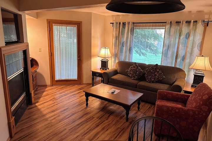 2 Queen Beds (1 of 15)