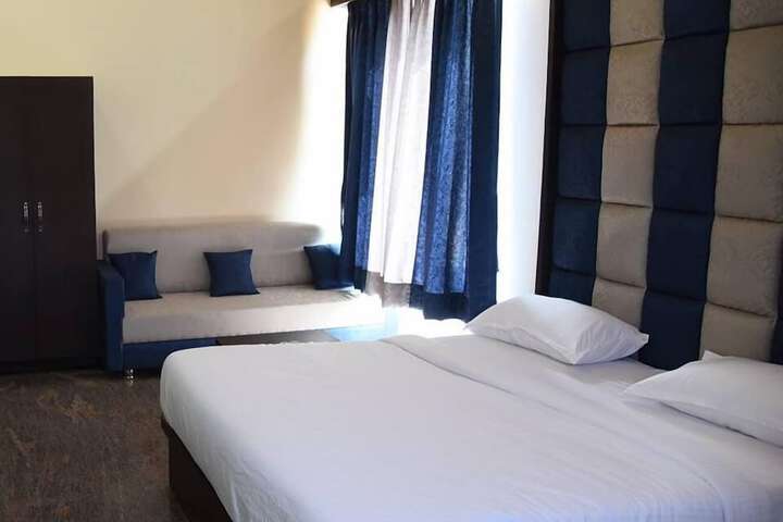 Room 10 of 60