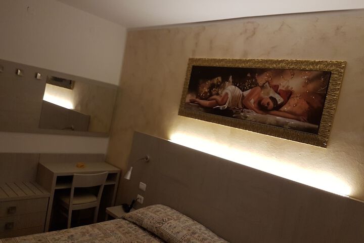 Room 2 of 49