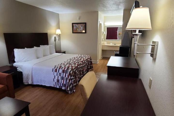 1 King Bed (8 of 8)