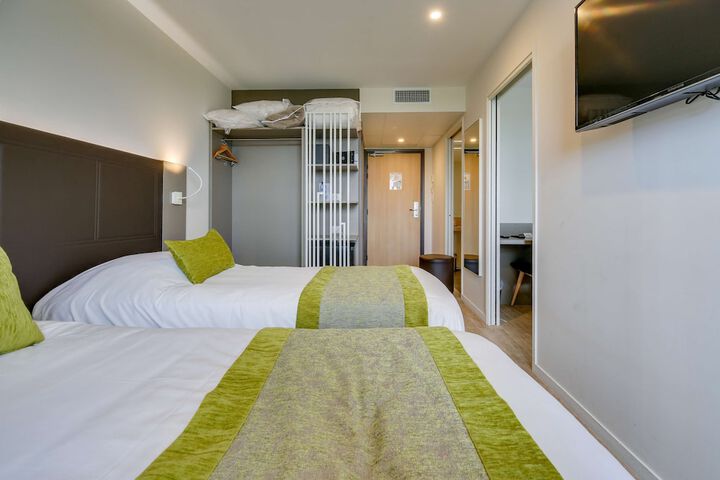 Room 32 of 84