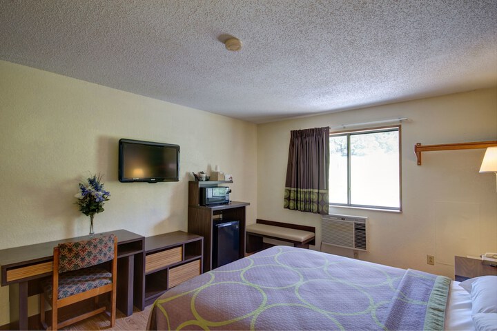 1 Queen Bed (1 of 20)