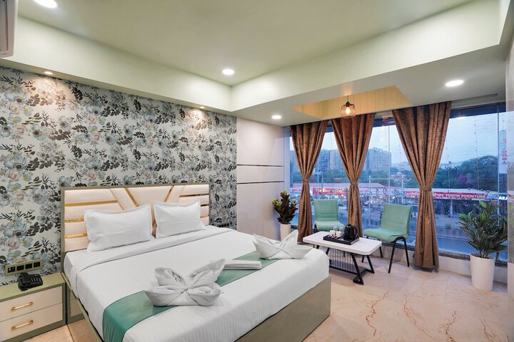 Room 6 of 9