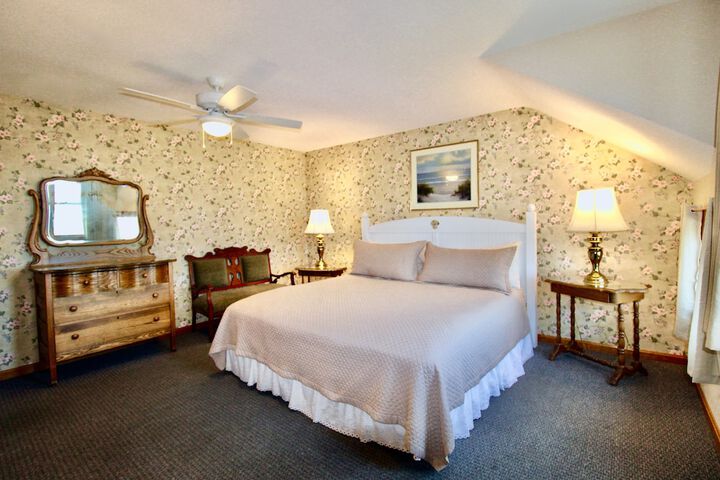 Room 4 of 100