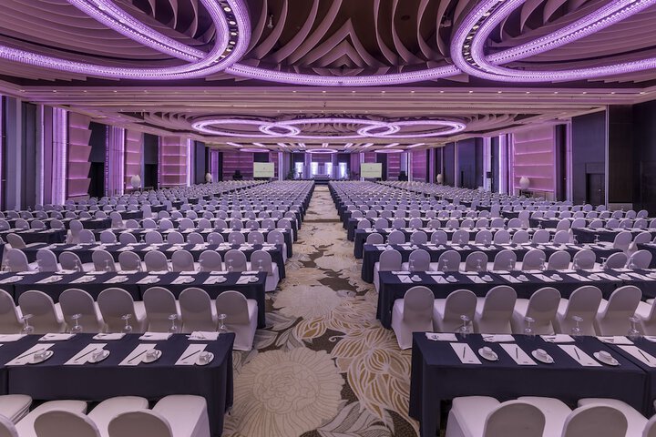 Ballroom/Hall 71 of 77