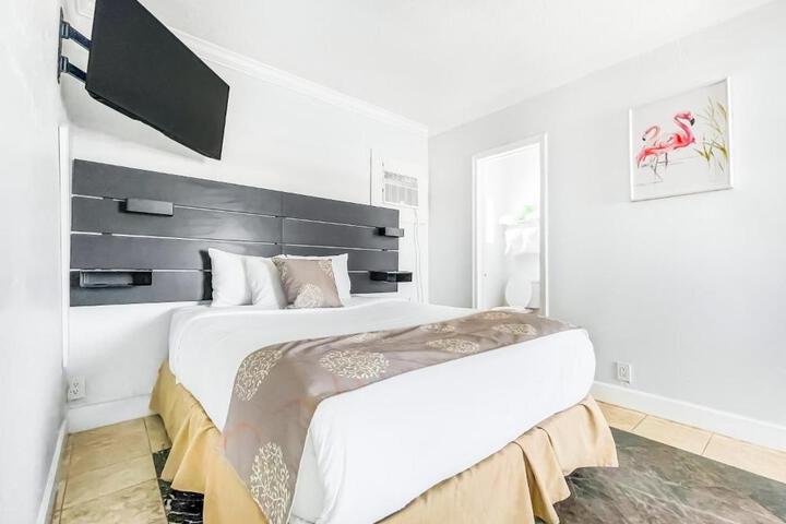 Studio Queen Bed (3 of 13)