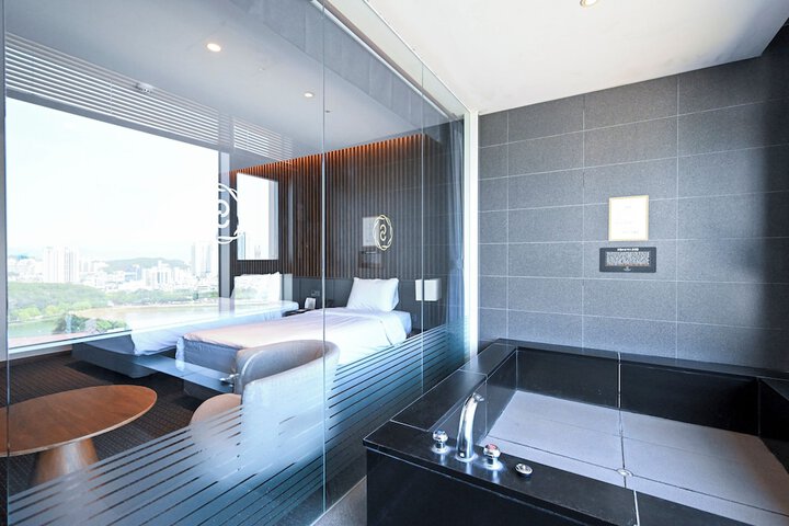 Room 9 of 38