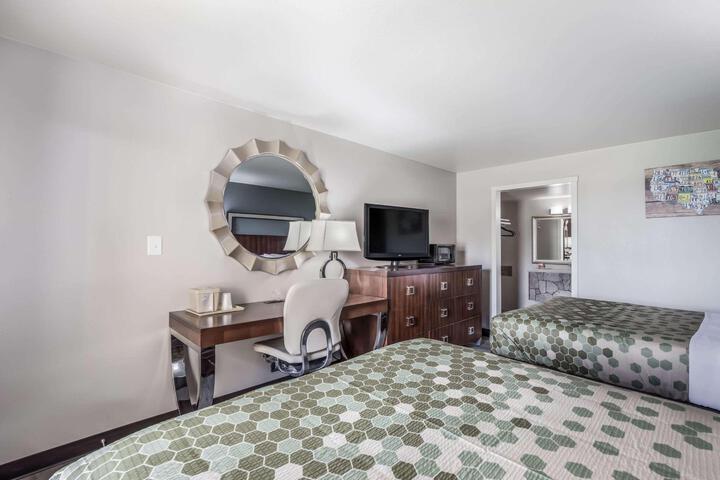 1 Queen Bed (24 of 29)