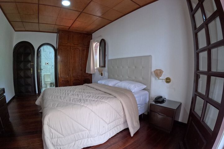 Room 5 of 104