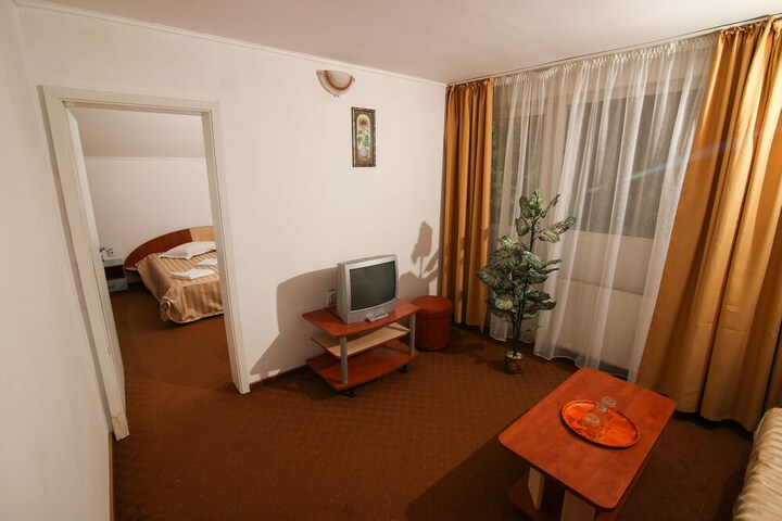 Room 10 of 27