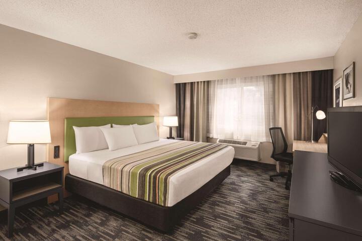 1 King Bed (7 of 10)