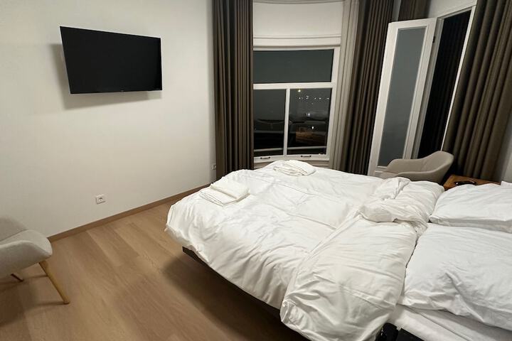 Room 6 of 32