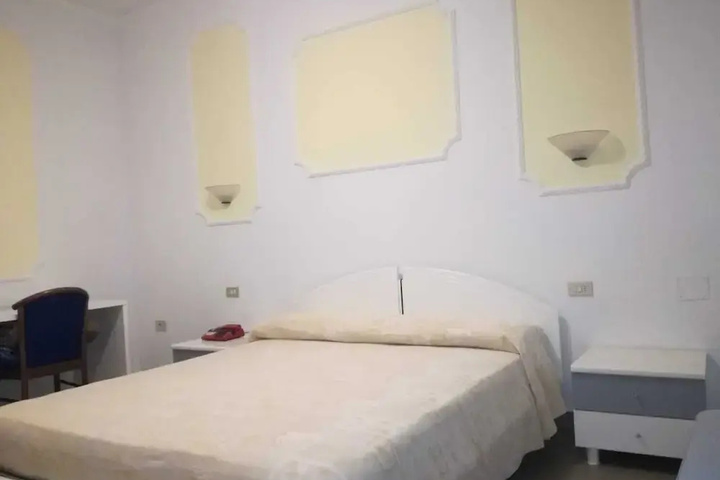 Room 4 of 10