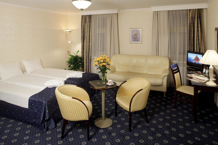 Room 7 of 8