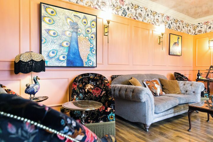 Lounge 190 of 240