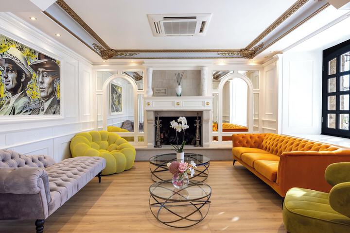 Lounge 106 of 121